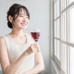 ワインを持つ女性